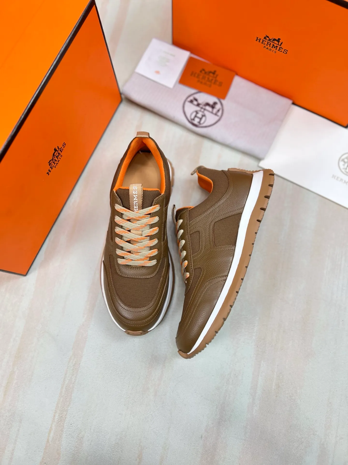 Factory price 640💰Hermes Jimmy men's sneakers, Hermes high-tech canvas and suede goatskin sneakers with grooved rubber soles. Create a modern hiking style. Honey-colored rubber sole, white rubber midsole, pumpkin-colored high-tech canvas lining Size: 38-44 (45 customized)